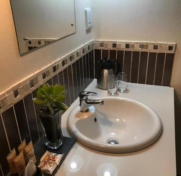 Номер Стандарт Вид на Сад, The Crown Guest House