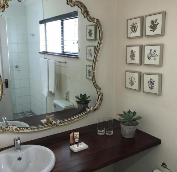 Номер Стандарт Вид на Сад, The Crown Guest House