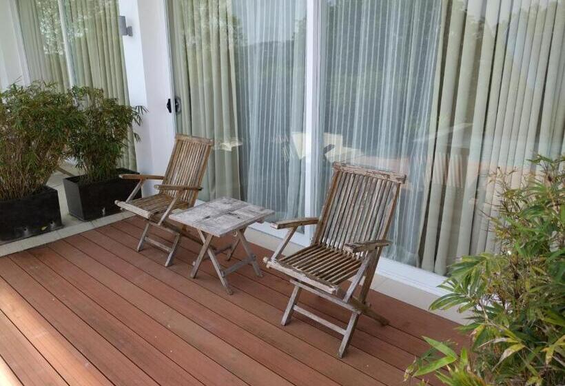 اتاق لوکس با چشم‌انداز استخر, Ocean Suites Bohol Boutique