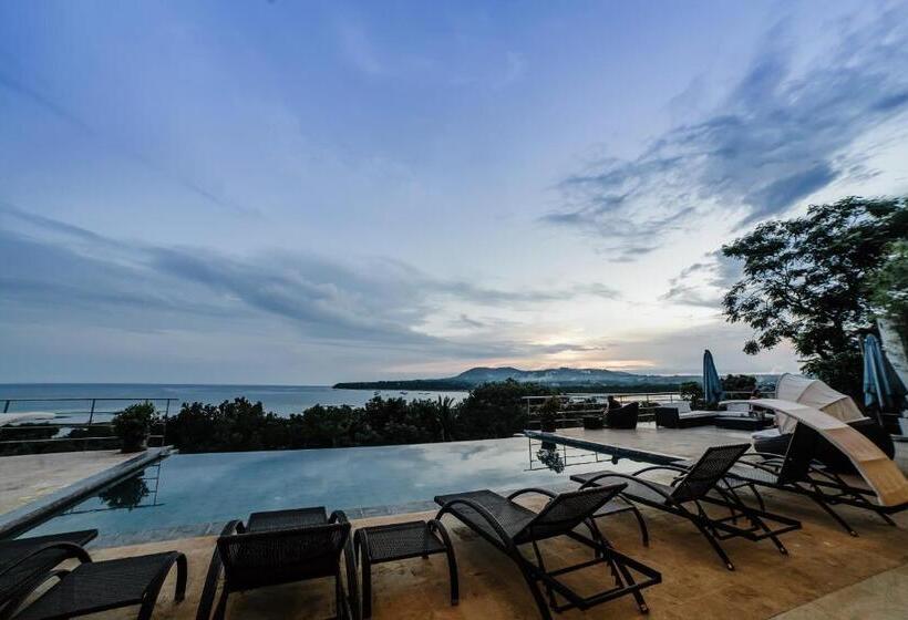 اتاق لوکس با چشم‌انداز استخر, Ocean Suites Bohol Boutique