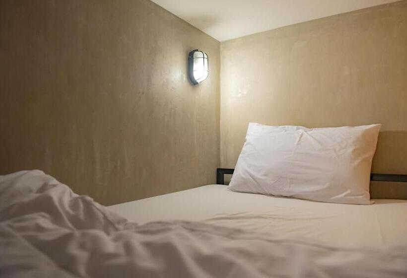 اتاق اکونومی, Cazz Hostel