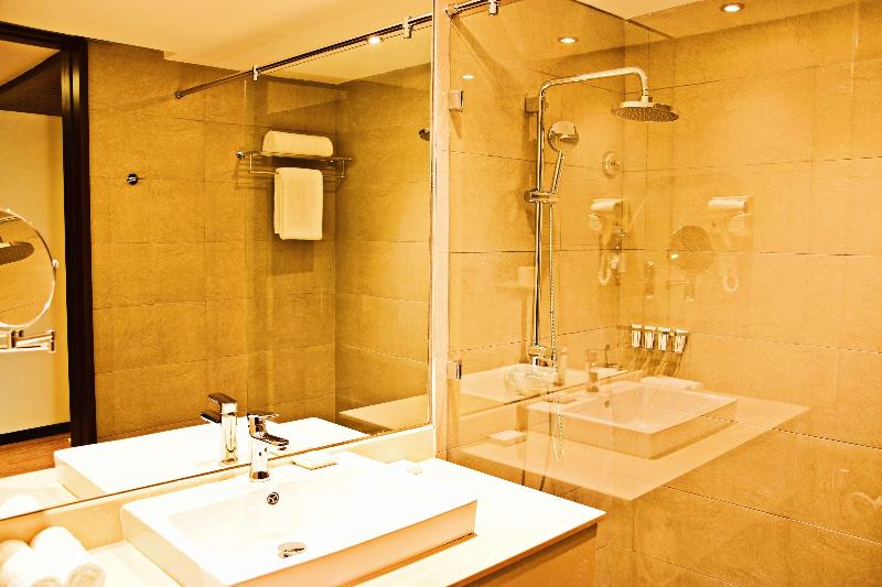 带大床的豪华间, Doubletree By Hilton Nairobi Hurlingham