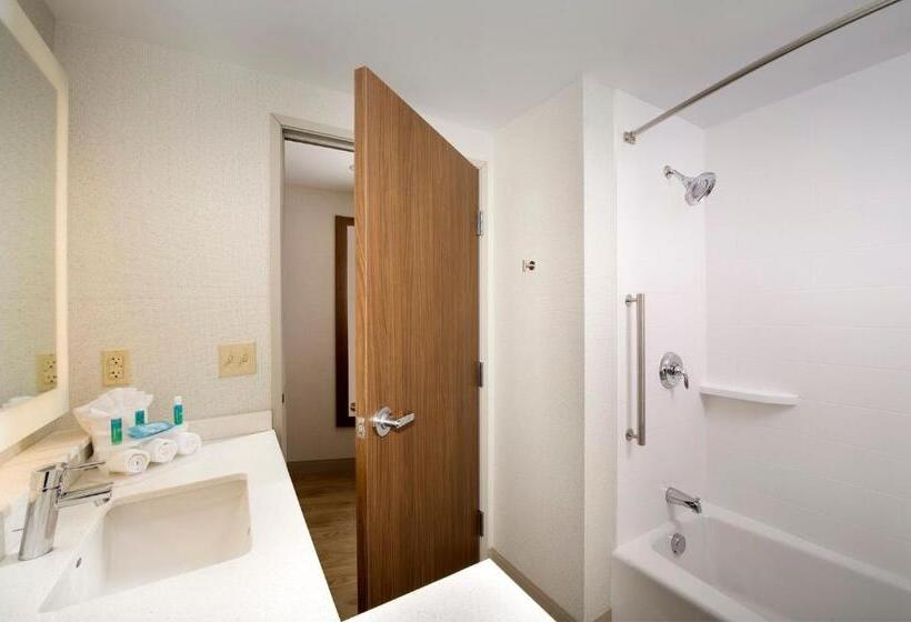 Люкс Кровать Кинг, Holiday Inn Express & Suites By Ihg Altoona, An Ihg
