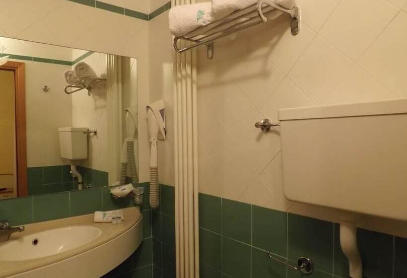 اتاق استاندارد چهارنفره با بالکن, Thea