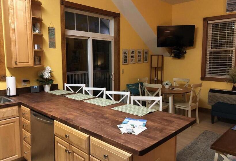 Suite with lake view, Lakeside Suites