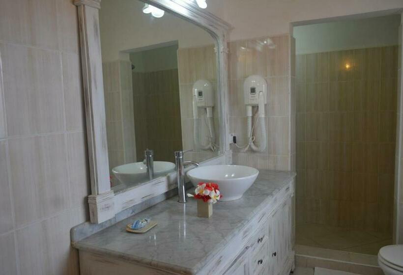 اتاق لوکس با چشم‌انداز دریا, Twiga Beach Resort