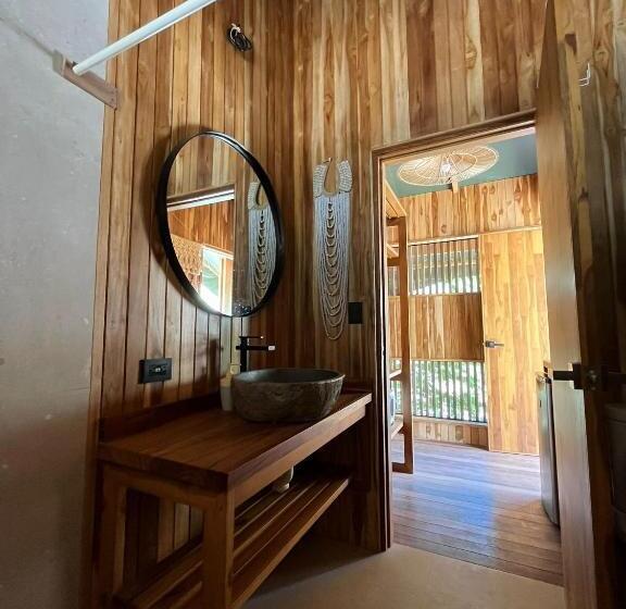 디럭스 스위트, Sangha Retreat