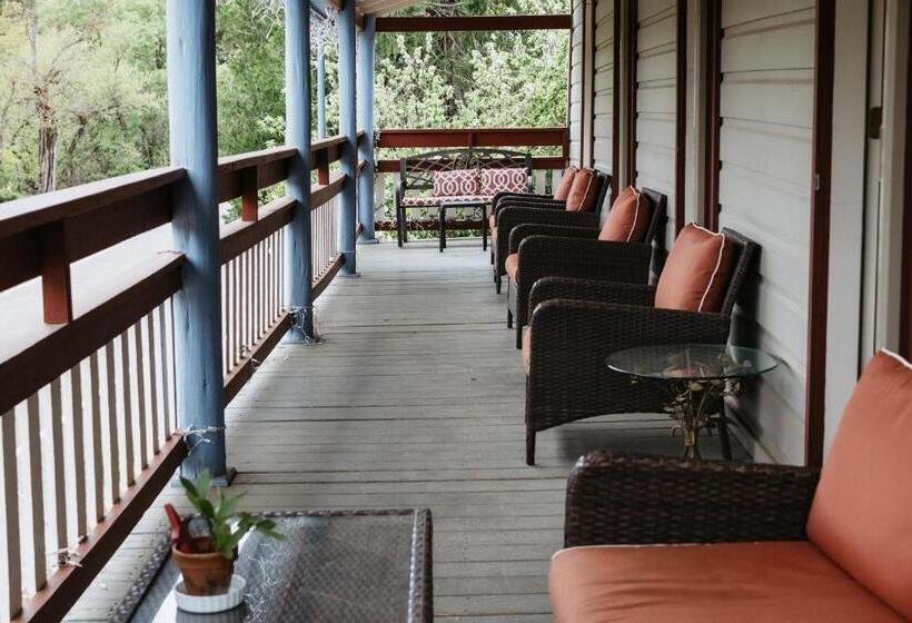带大床的标准间, Volcano Union Inn And Pub