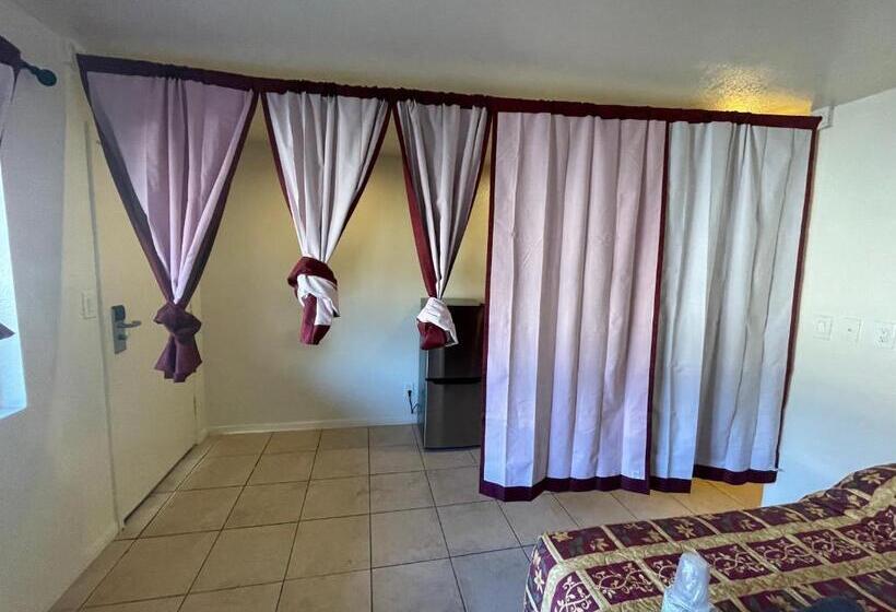 חדר סטנדרד יחיד חדר אמבטיה משותף, Crown Inn & Suites