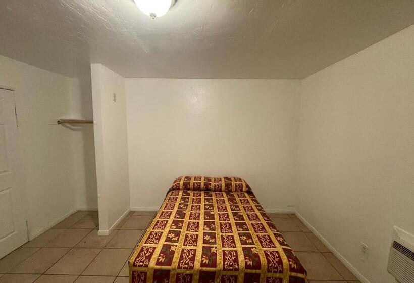 חדר סטנדרט חדר אמבטיה משותף, Crown Inn & Suites