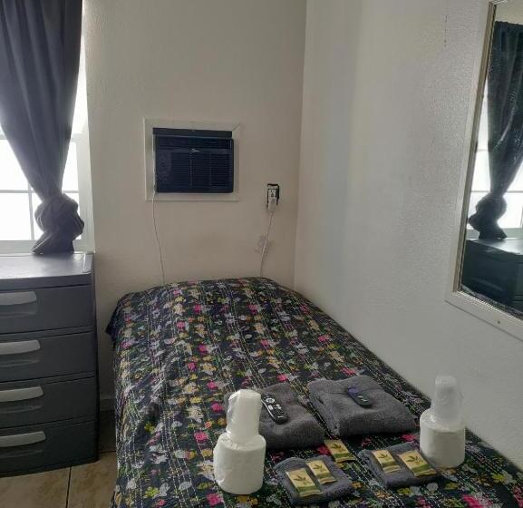חדר סטנדרט חדר אמבטיה משותף, Crown Inn & Suites