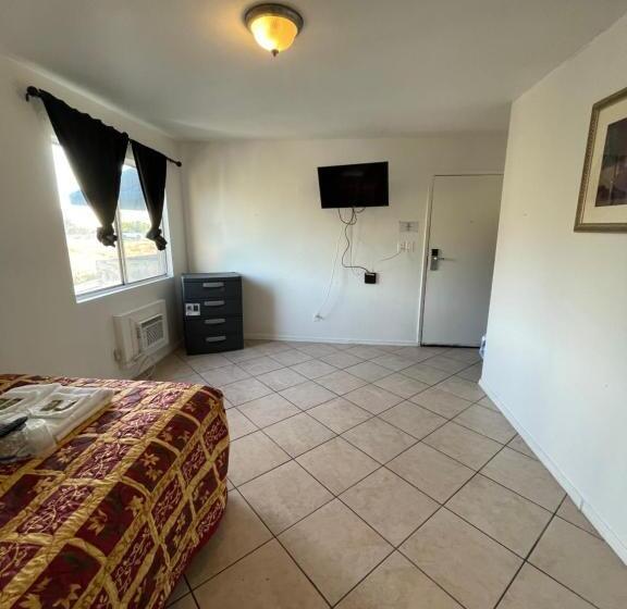 מיטת קינג בסוויטה, Crown Inn & Suites