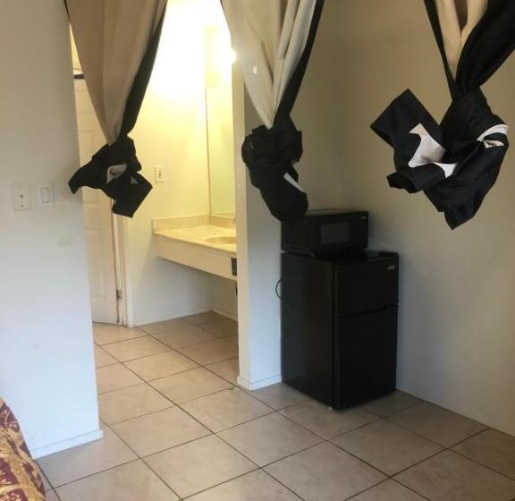 דירת שני חדרים, Crown Inn & Suites