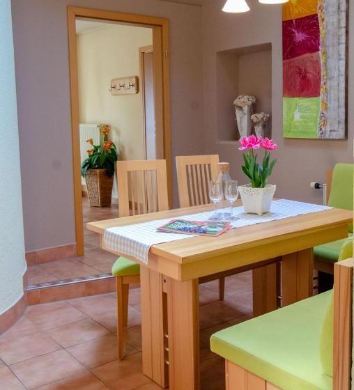 Family Suite, Glas