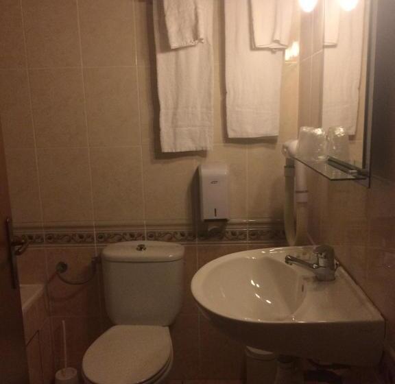 חדר סטנדרט לשלושה, Hôtel Le Claridge