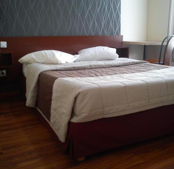 Студия Стандарт, Hôtel Résidence Champerret