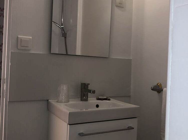 Студия Стандарт, Hôtel Résidence Champerret