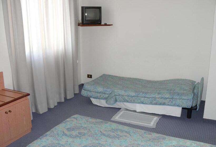 Номер Стандарт Трехместный, Confidence Hotel Europa