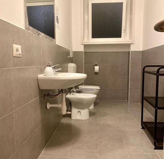 اتاق استاندارد چهارنفره با سرویس بهداشتی مشترک, Guest House Pirelli Milano