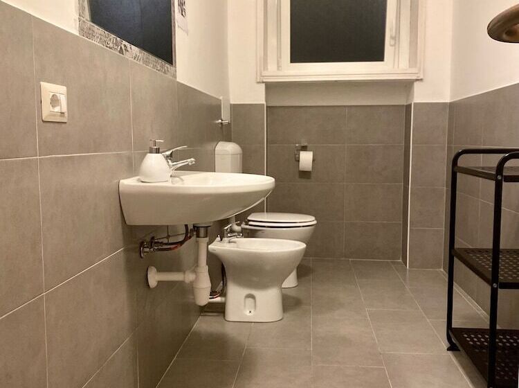 اتاق استاندارد سه تخته با سرویس بهداشتی مشترک, Guest House Pirelli Milano