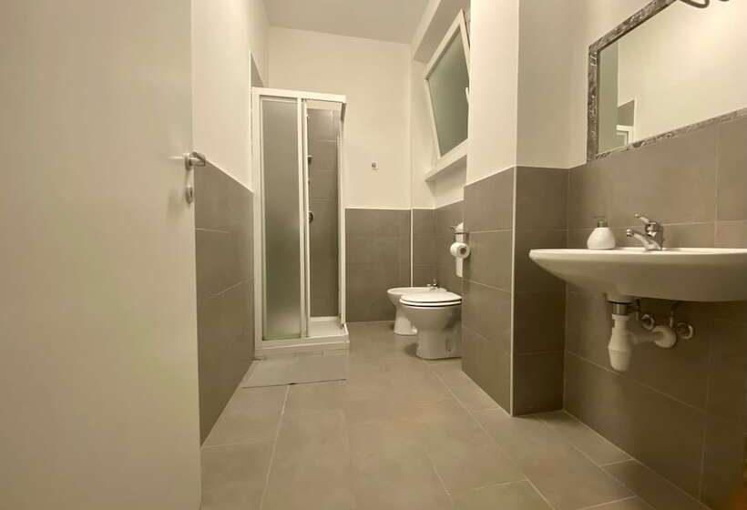 اتاق استاندارد با سرویس بهداشتی مشترک, Guest House Pirelli Milano