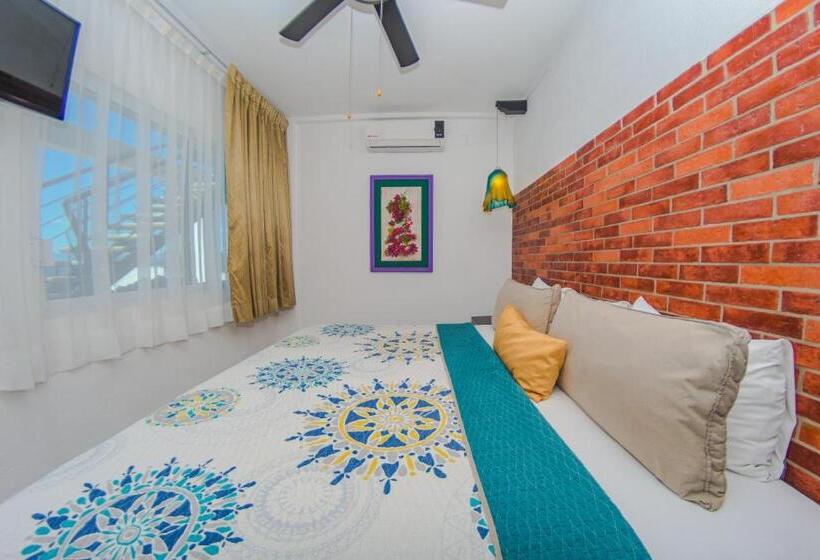 带一个卧室和一个阳台的海景公寓, Suites Nadia Puerto Vallarta