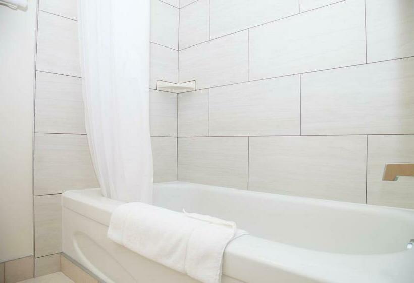 חדר סטנדרט עם מיטת קינג, Twin Pine Inn & Suites