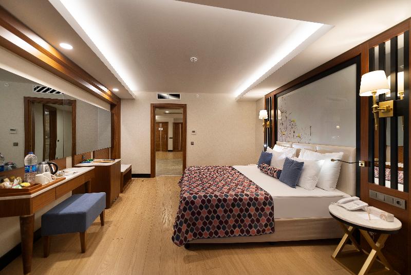 Quarto Familiar, Adalya Elite Lara