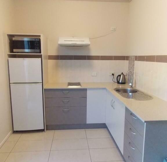 스탠다드 스튜디오, Emerald Executive Apartments