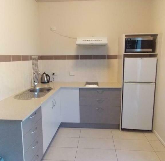 스탠다드 스튜디오, Emerald Executive Apartments