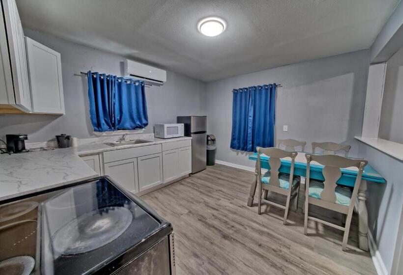 Апартаменты 1 Спальня Вид на Бассейн, Aqua View Motel