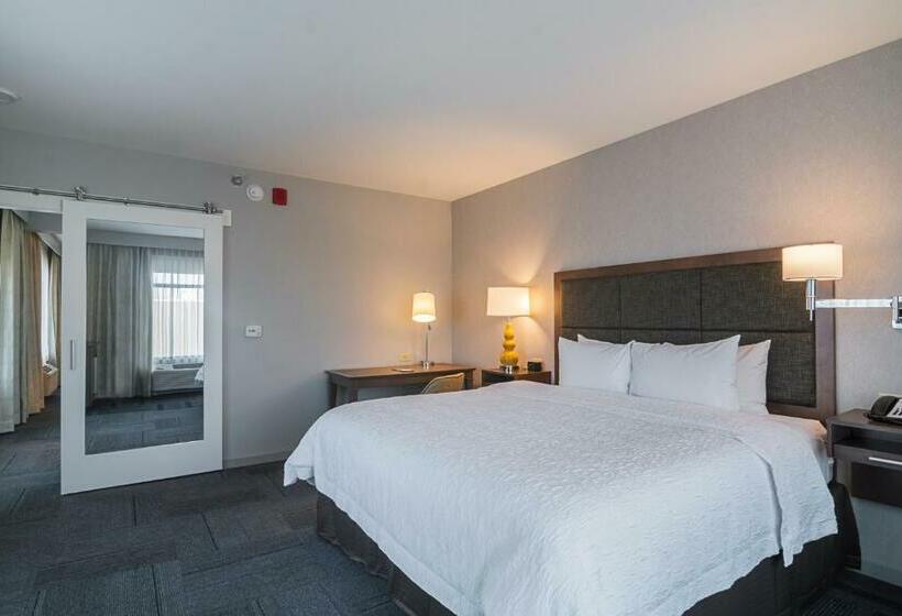 キングサイズベッドのスイートルーム, Hampton Inn Chicago North-loyola Station