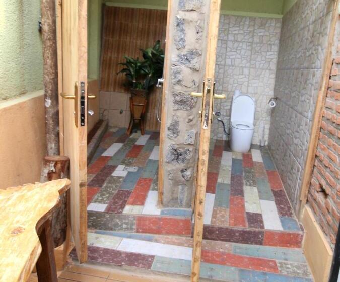 اتاق استاندارد سه نفره, Yambi Guest House