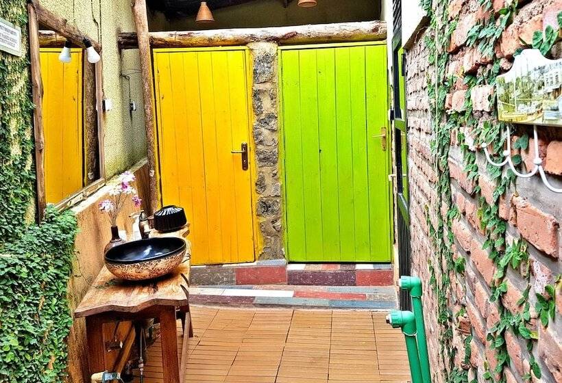 اتاق خانوادگی, Yambi Guest House