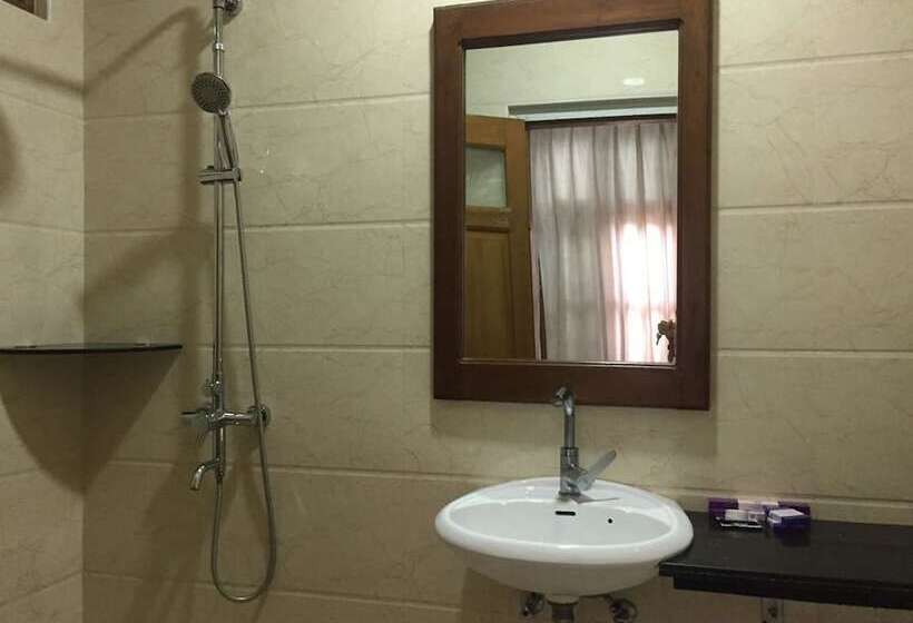 اتاق لوکس, Mr Charles Guest House