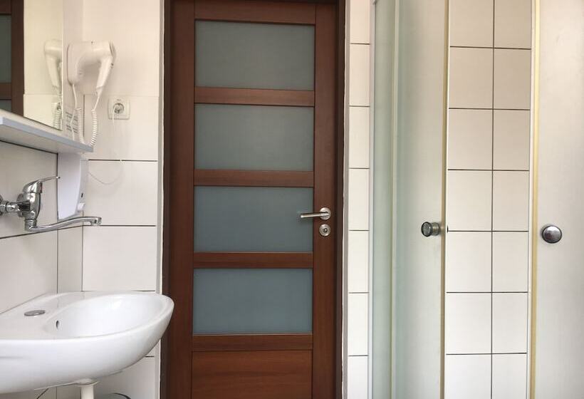 Camera Standard Bagno Condiviso, Pension Village