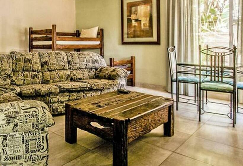 패밀리 룸, The Russel Guest House
