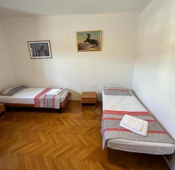 اتاق استاندارد چهارنفره با سرویس بهداشتی مشترک, Hostel On The Road Trip