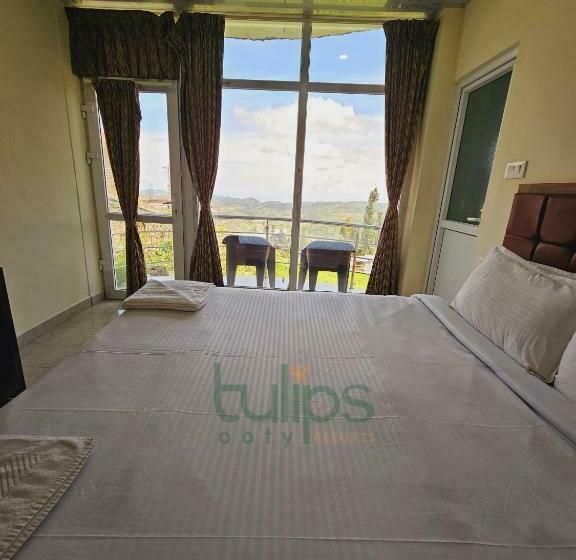 带阳台套房, Tulips Village Resorts