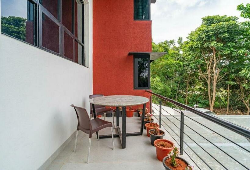 Студио Стандарт Вид на Бассейн, The Venue By Seasons Suites @ Yelahanka