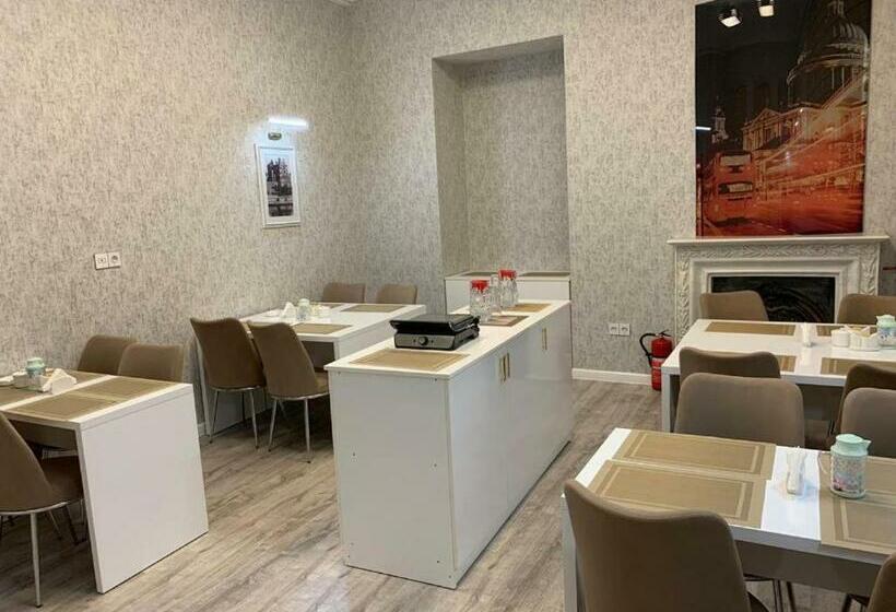 豪华三人间, Sahil Boutique