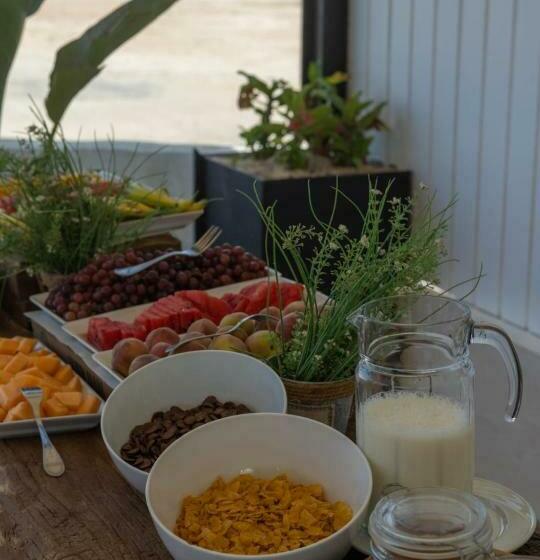 اتاق لوکس با چشم‌انداز استخر, Olives At Santa Monica