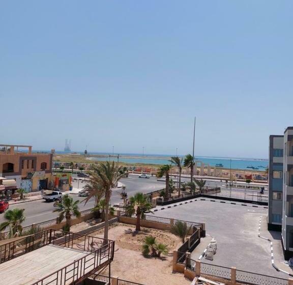 اتاق خانوادگی با چشم‌انداز دریا, Delmon