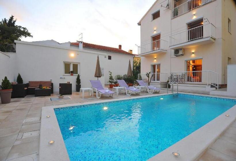 آپارتمان 1 خوابه, Apartments Batur