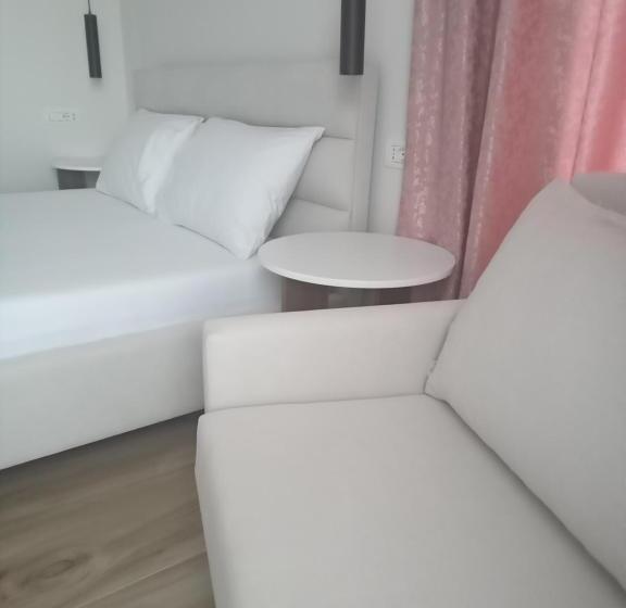 Трехместный Номер Deluxe Вид на Море, Villa Tonia