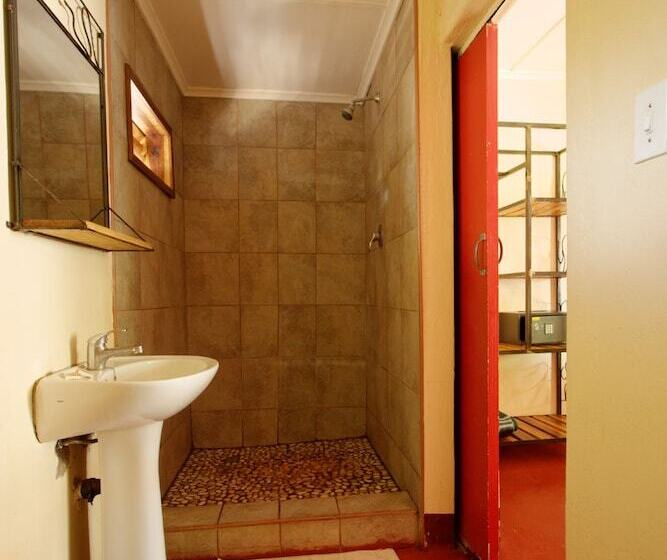 اتاق استاندارد چهار تخته, Jollyboys Backpackers