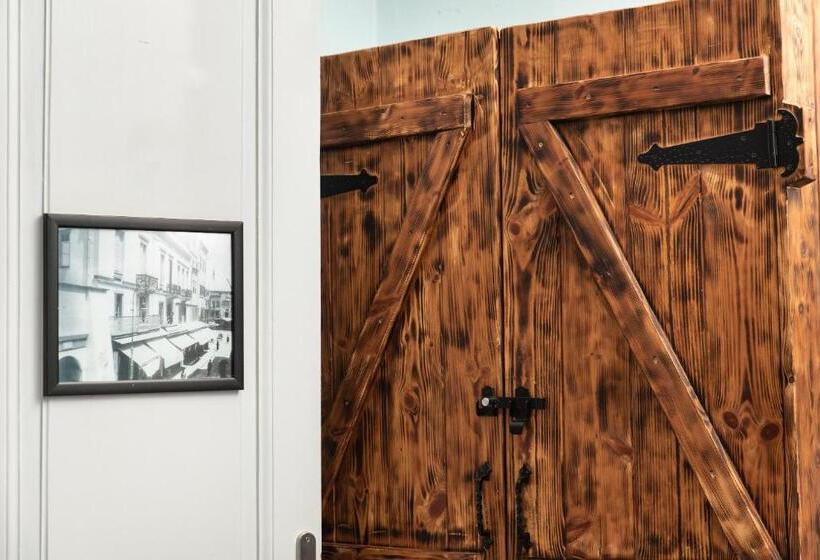 Президентский Люкс, Favela Living Space
