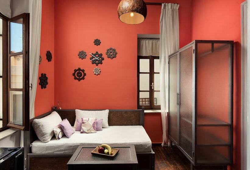 Полулюкс с Балконом, Favela Living Space