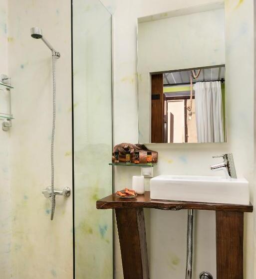 Президентский Люкс, Favela Living Space