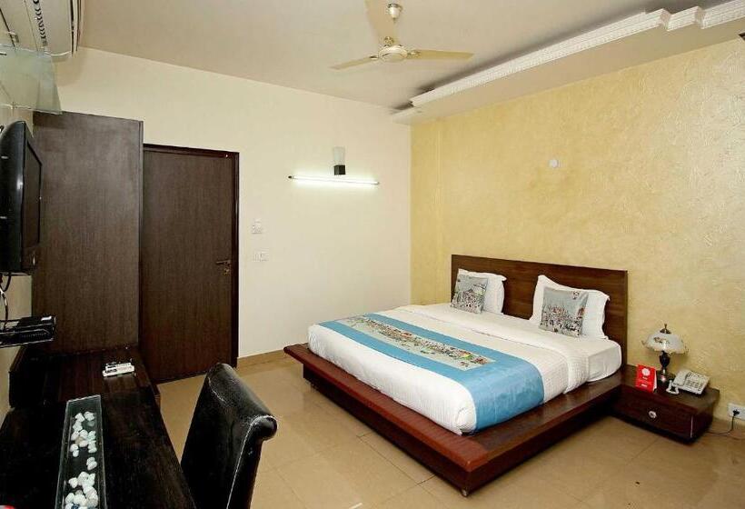 Трехместный Номер Классика, Collection O 8704 Hotel Sakshi